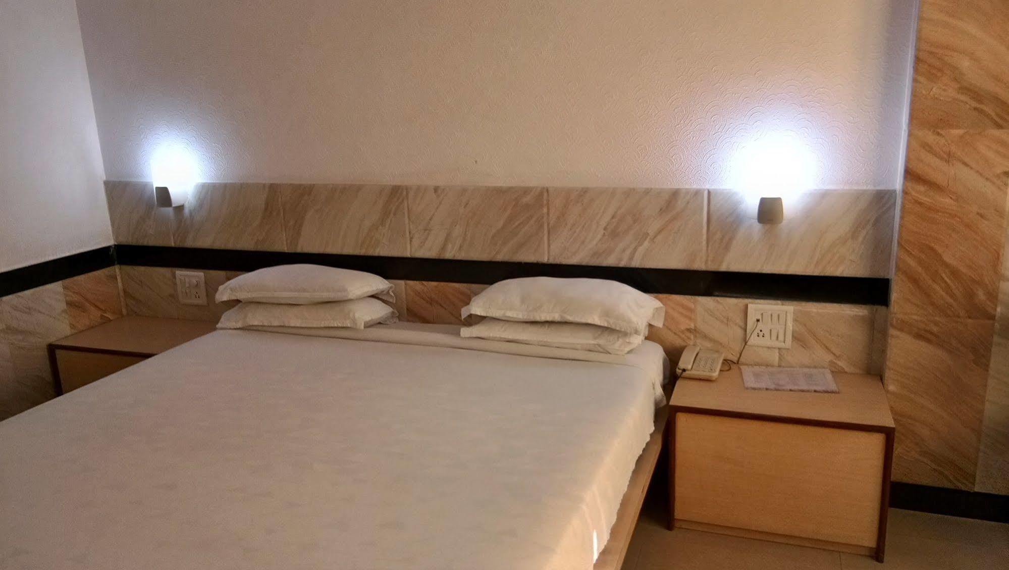 בהופאל Hotel Arch Manor Deluxe מראה חיצוני תמונה